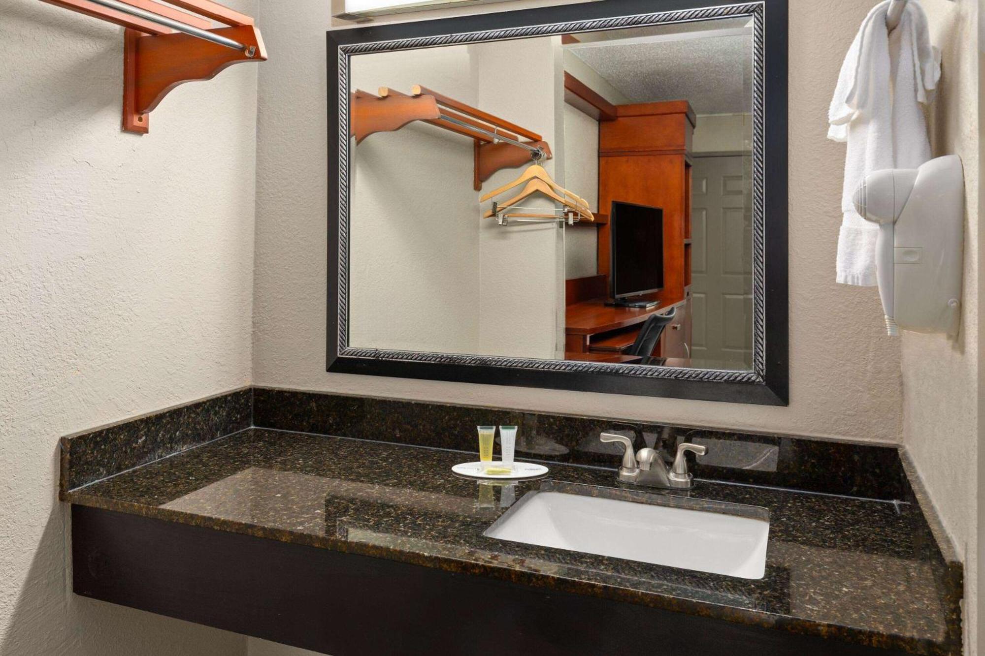 Days Inn By Wyndham Knoxville East Bagian luar foto
