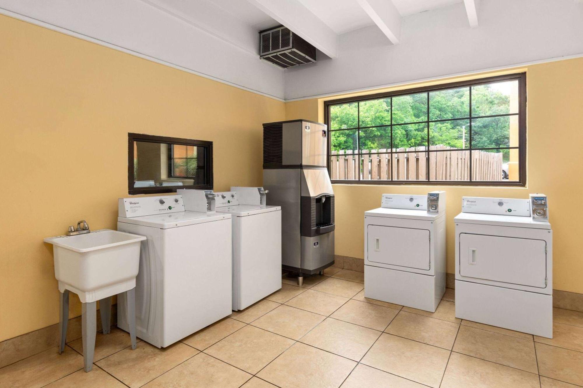 Days Inn By Wyndham Knoxville East Bagian luar foto
